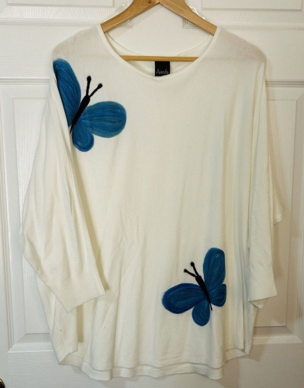 Aaeda White Round Neck Butterfly Art Sweater 1X Plus Size
